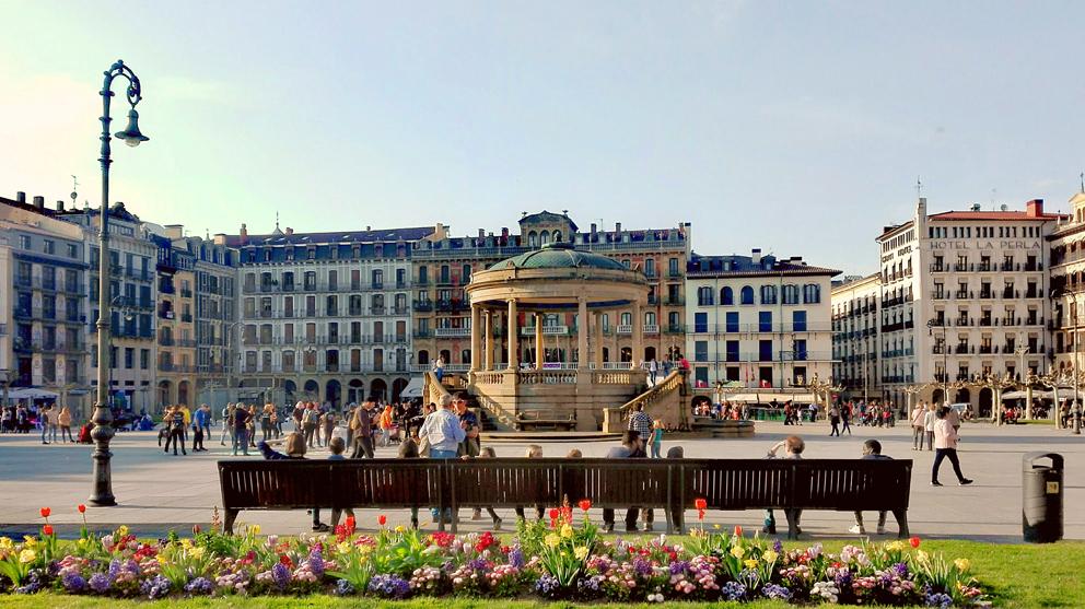 plaza del Castillo con el hotel La Perla al fondo